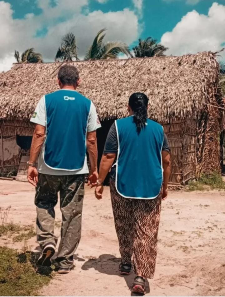 Pastor Antônio e Pastora Geni caminhando em direção a uma casa de taipa em Vargem Grande